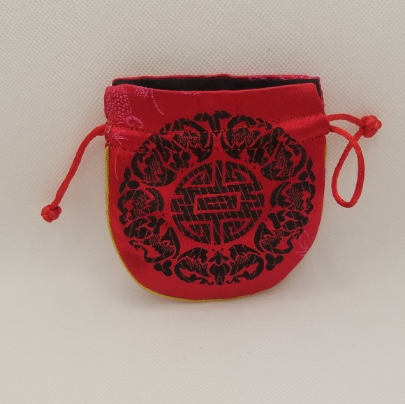 Green and gold silk thread bangles with red pouch - Picture 3 of 4